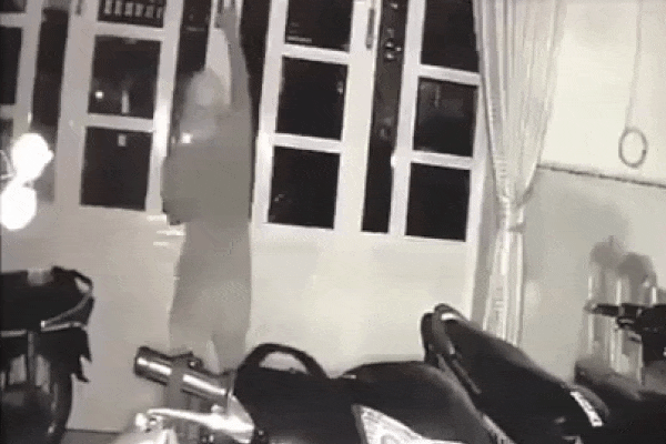 Video: Chủ nhà lững thững ra 