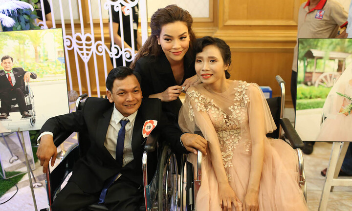 Hồ Ngọc Hà xúc động trong ngày cưới 40 cặp khuyết tật