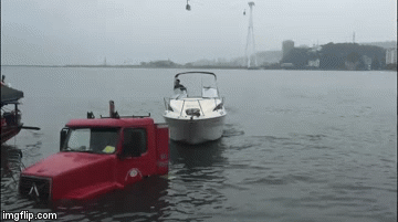 Clip: Hi hữu xe container trượt thẳng xuống Vịnh Hạ Long