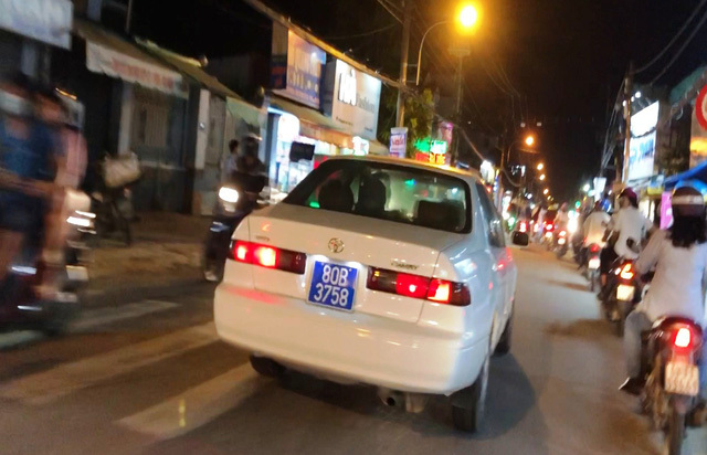 Xe biển 80B bật đèn ưu tiên, hú còi inh ỏi trên đường tới… công ty bất động sản