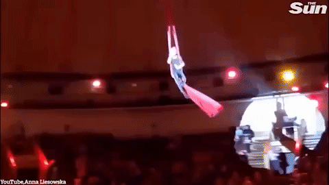 Nữ nghệ sĩ bất ngờ rơi từ độ cao 6m, đập mình xuống sàn