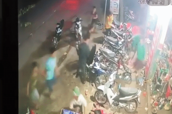 Video: Kinh hoàng ô tô lao lên vỉa hè tông hàng loạt người