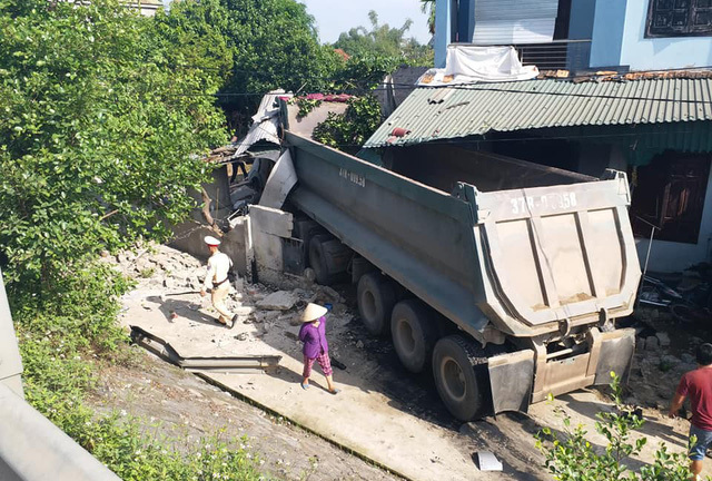 Nghệ An: Xe đầu kéo mất lái lao vào nhà dân, chủ nhà bị thương nặng phải nhập viện