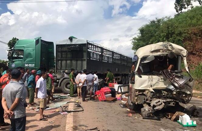 Xe khách đâm xe tải, hàng chục người gào khóc trên Quốc lộ