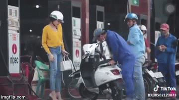 Video: Cô gái dắt xe máy điện đi đổ xăng khiến nhân viên cây xăng bối rối