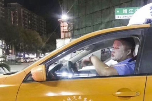 Nam giới Trung Quốc chú trọng làm đẹp: Tài xế taxi bị cảnh cáo vì đắp mặt nạ khi lái xe