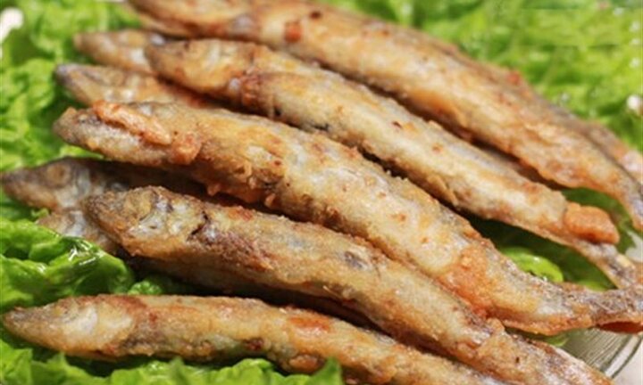 Món ngon mỗi ngày: Cá trứng chiên giòn chấm mắm tỏi đơn giản cho bữa tối