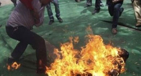 Chồng tưới xăng đốt người vợ 17 tuổi giữa ban ngày