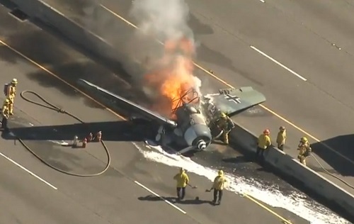 Máy bay huấn luyện Mỹ lao xuống đường cao tốc, bốc cháy dữ dội