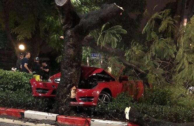 Tin tai nạn giao thông mới nhất ngày 25/10/2018: Mercedes biến dạng, dính chặt gốc cây sau cú tông kinh hoàng