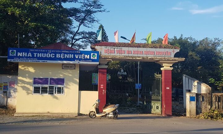 Trưởng phòng tổ chức bệnh viện ném ghế về phía nữ đồng nghiệp