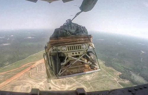 Siêu vận tải cơ C-17 của Mỹ thả nhầm xe bọc thép xuống rừng