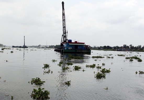 Đã tìm thấy thi thể hai mẹ con mắc kẹt trong sà lan bị chìm trên sông Hậu
