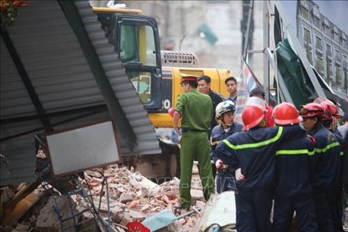 Hiện trường vụ sập nhà ở phố cổ Hà Nội, hàng chục người hoảng loạn