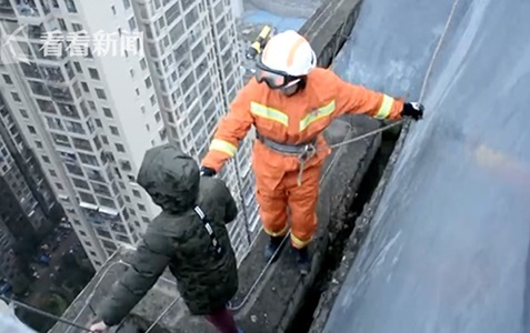 Không muốn đi học, cậu bé 8 tuổi muốn nhảy lầu tự tử từ tầng 33