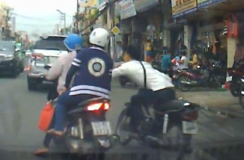 Tạm giữ 2 thanh niên giật túi xách khiến cô gái tử vong trên cầu Thủ Thiêm