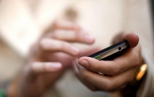 Mất cảnh giác, nữ cán bộ bị lừa hơn 800 triệu đồng