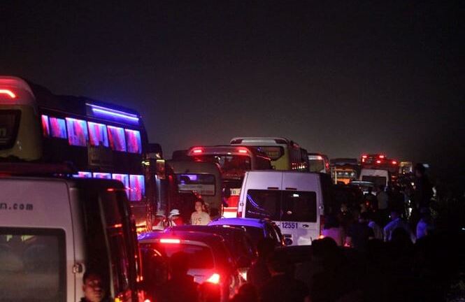 Xe tải lật trên cao tốc Nội Bài - Lào Cai gây tắc đường gần 20km