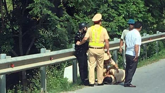 Hải Phòng: Bị dừng xe kiểm tra, thanh niên đâm gãy chân cảnh sát cơ động