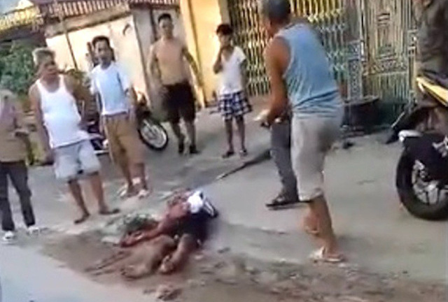 Camera ghi lại cảnh côn đồ mang dao xông vào nhà truy sát nam thanh niên