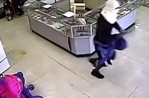 Video: Tên cướp đập kính hàng chục cú không vỡ, còn bị đứt tay chảy máu lộ ADN