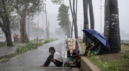 Siêu bão Yutu đổ bộ Philippines, chôn vùi hàng chục người dưới lớp đất lở