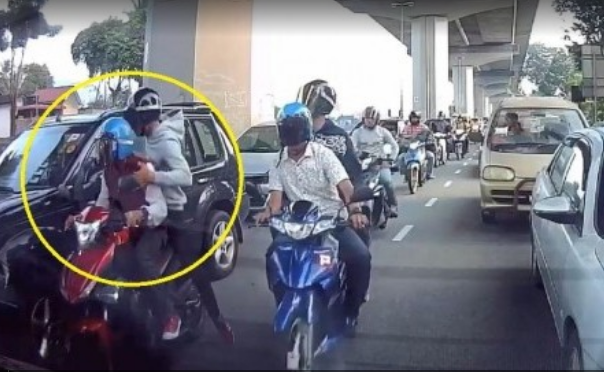 Video: Cướp đi xe máy đập vỡ kính ô tô, giật túi xách trong 3 giây