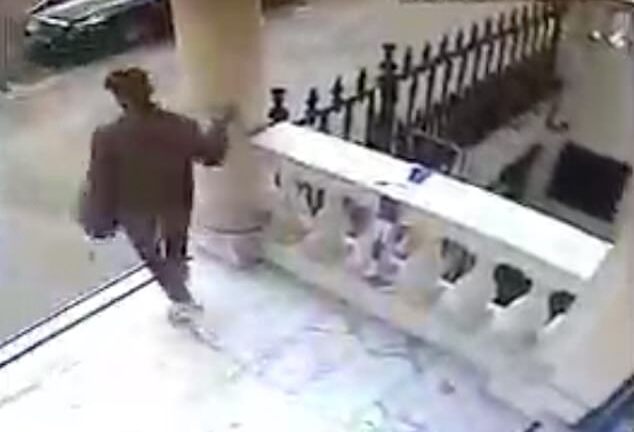 Video: Thanh niên trộm chiếc áo tưởng niệm chủ tịch Leicester City trước đại sứ quán Thái Lan tại Anh