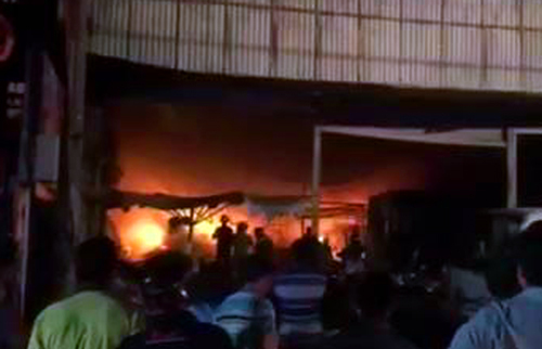 Xưởng chứa nệm rộng 600m2 bốc cháy ngùn ngụt trong đêm