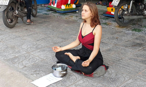 Nữ du khách Nga xinh đẹp tiếp tục 