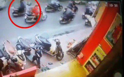 Video: Phẫn nộ thanh niên đẩy người phụ nữ lao vào mũi taxi rồi thản nhiên... đứng nhìn