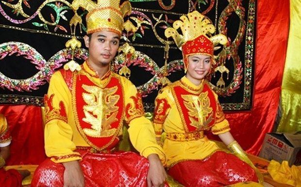 Những hủ tục bi hài khiến cô dâu chú rể bị hành hạ dã man trong ngày cưới
