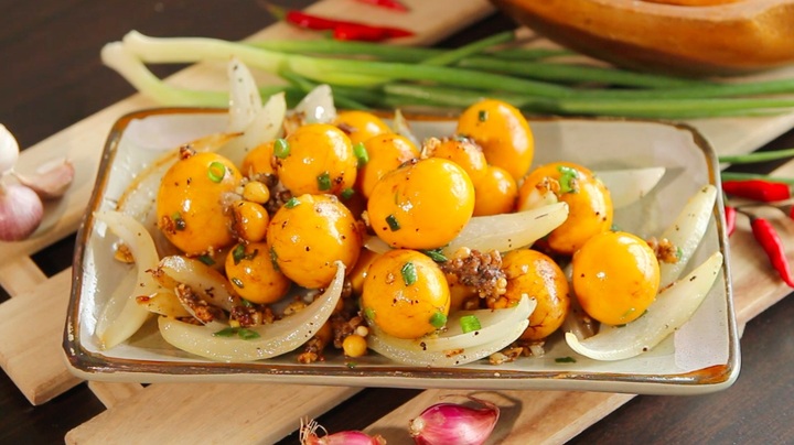 Món ngon mỗi ngày: Lòng gà trứng non xào hành tây hấp dẫn 