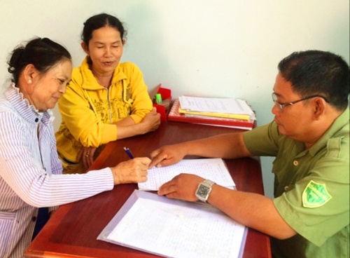 Nhặt được 3 lượng vàng, bà phụ quán cơm trả lại cho người đang đi mua heo