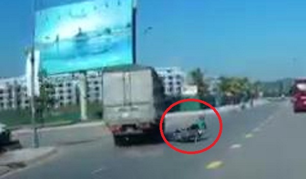 Video: Tài xế xe tải đánh lái 