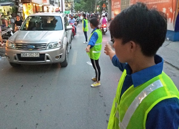 SVTN phân luồng giao thông: “Nhiều người nói chúng em lo chuyện bao đồng”