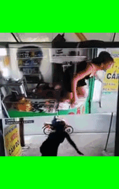 Video: Nữ chủ cửa hàng cầm đồ nhảy qua tủ kính túm cổ tên cướp như phim hành động