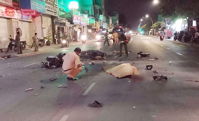 Hai xe máy đối đầu, 3 người nằm bất động giữa đường