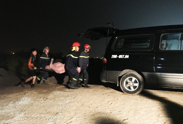 Video: Đưa thi thể đôi nam nữ trong xe Mercedes lao xuống sông Hồng rời hiện trường