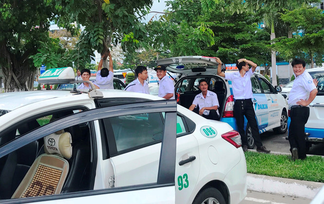 Tài xế 8 hãng taxi đồng loạt ngưng đón khách sân bay Đà Nẵng để phản đối Grab, xe dù