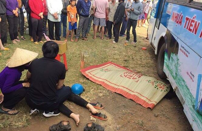 Đang qua đường 2 vợ chồng bị xe buýt cán tử vong thương tâm