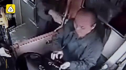 Video: Cụ ông bóp cổ tài xế xe buýt vì bị từ chối dừng xe khi chưa tới bến