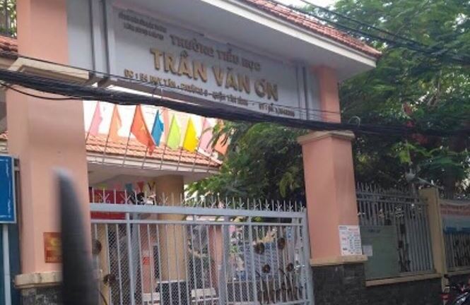 Cô giáo tiểu học bắt học sinh tự tát 32 cái bị đình chỉ