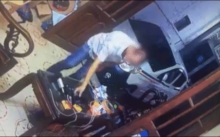 Video: Nổi lòng tham, người đàn ông lẻn vào nhà dân “thó” điện thoại trong tích tắc