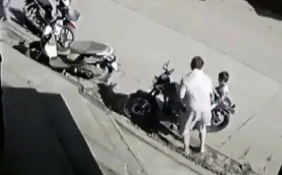Video: Thót tim cảnh bố ôm vội con trai, tránh vụ tai nạn kinh hoàng