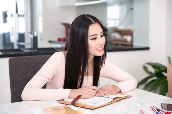 Nhìn thành công của Phương Khánh, Tiểu Vy tích cực rèn luyện tiếng Anh