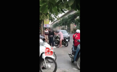 Video: Thanh niên túm tóc, nhấn mạnh đầu bạn gái xuống đường gây phẫn nộ