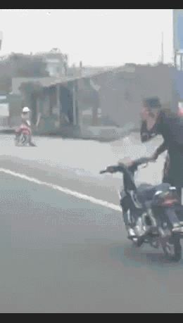 Video: Hãi hùng cảnh thanh niên đứng hẳn sang một bên vừa lái xe vừa đánh võng trên quốc lộ