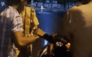 Video: CSGT bất ngờ té ngửa khi làm việc với người dân 