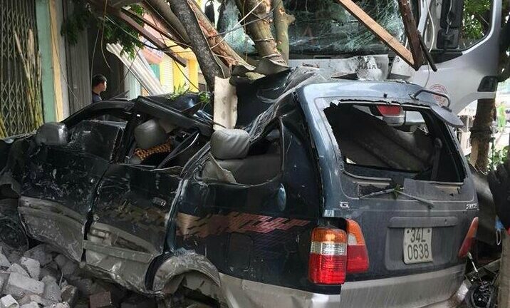  Tin tai nạn giao thông mới nhất ngày 11/11/2018: Xe đầu kéo đâm nhà dân, cán bộ quân đội tử vong